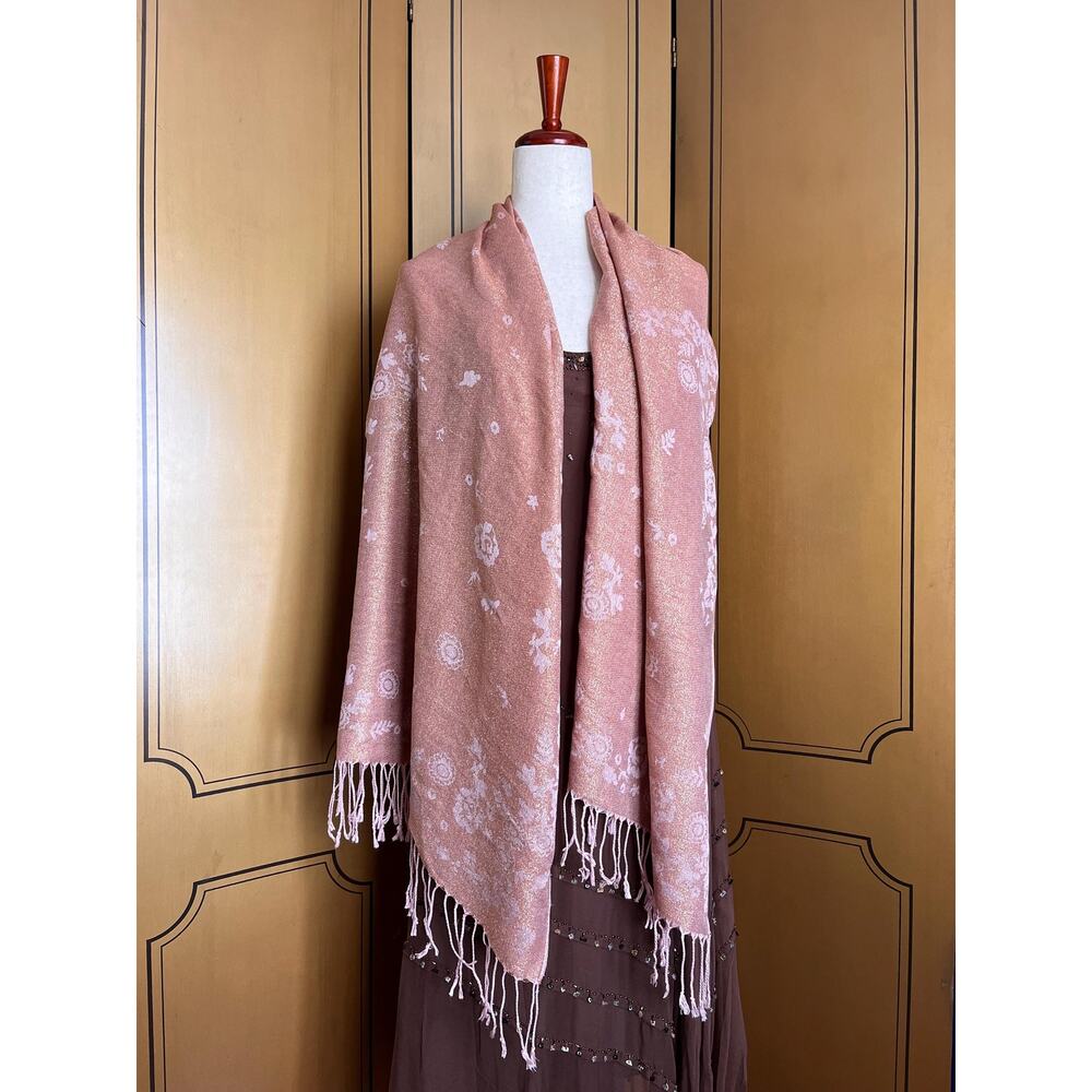 Reversible shawl in shimmery pink with fringed edges